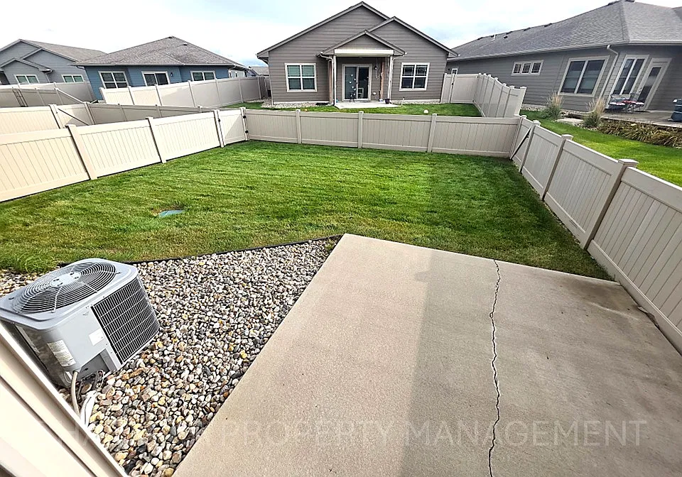 3 bed, 1893 sqft, $1,995 — Photo 4
