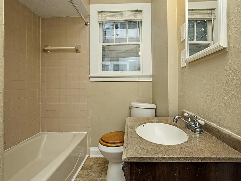 1211 Hollywood Ave — Photo 6