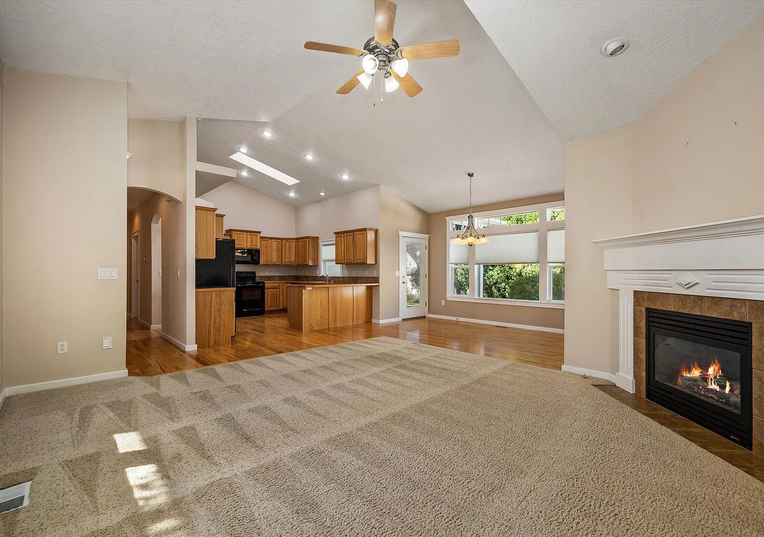 Charming 3-Bedroom Home in a Desirable Garden City Location! — Photo 4