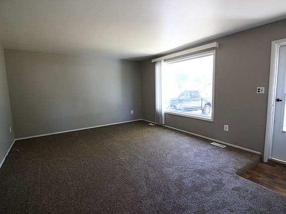5th image of 16265 Oakbrook St