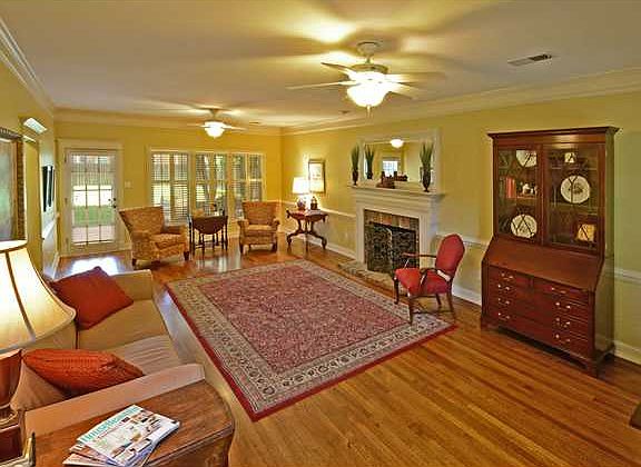 4th image of 2115 Oaklawn Ln
