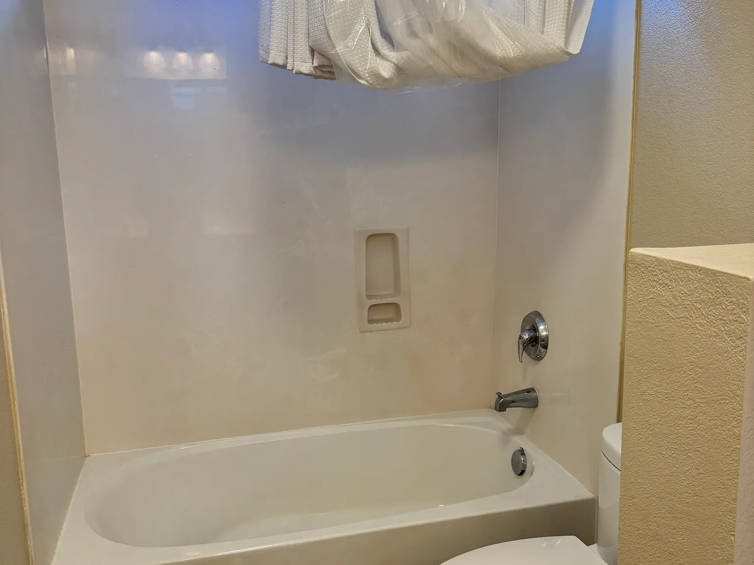 5 bed, 3.5 bath, 3225 sqft, $900 — Photo 1