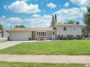 4007 Denniston Ct, Bettendorf, IA 52722