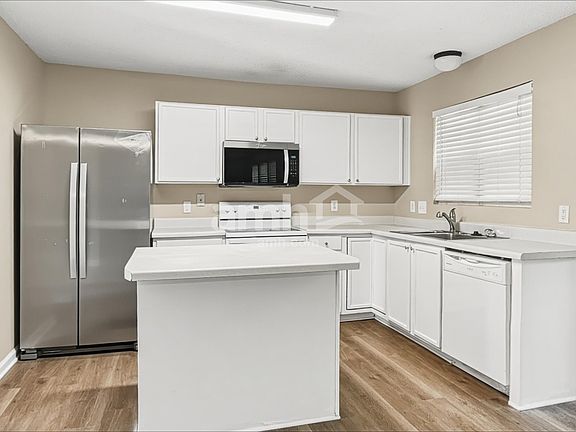 4th image of 2912 Hayling Dr