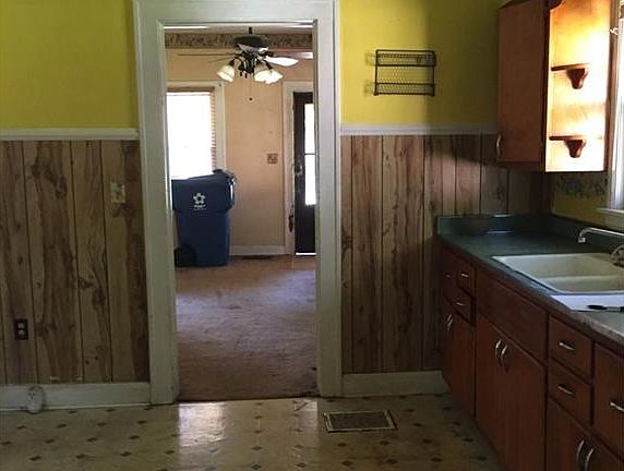 3rd image of 3351 S Lyons Ave