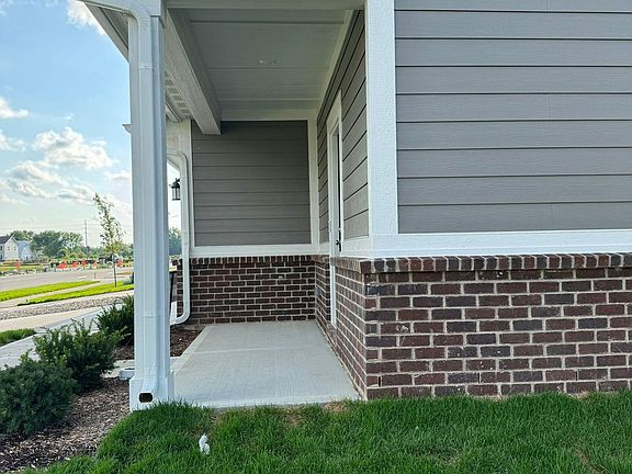3rd image of 988 Bald Tree Dr