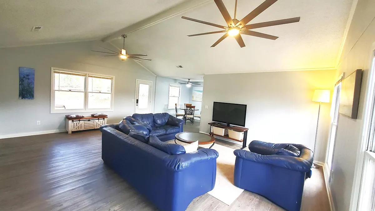 Living room - 2325 Aberdeen Rd