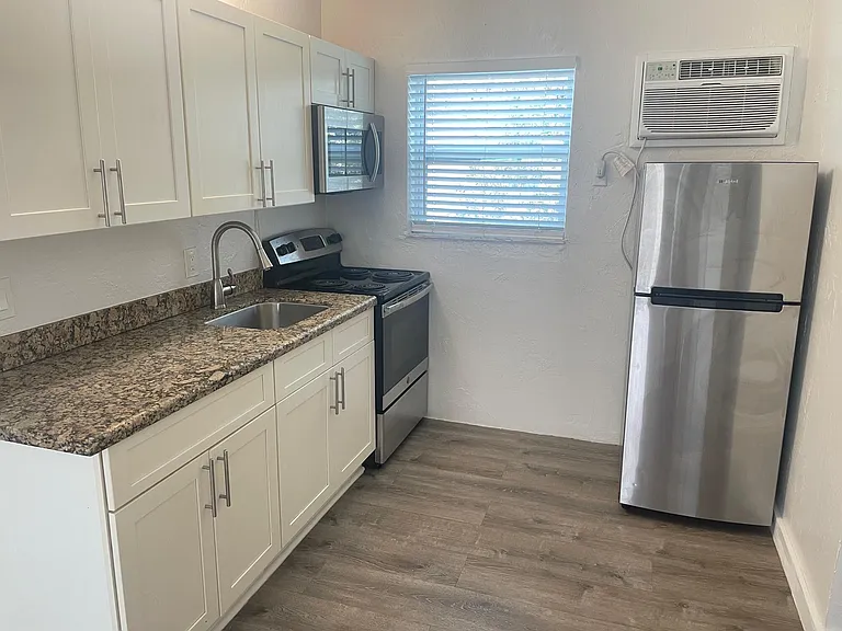217 SE 20th Ave #8 — Photo 5