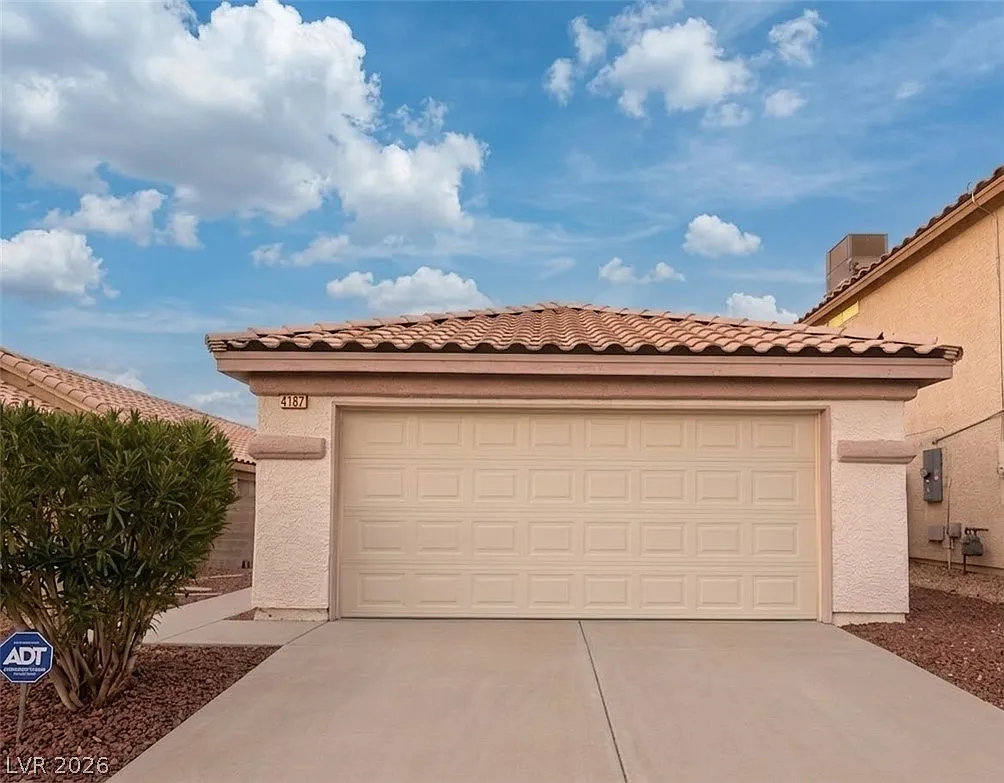 3 bed, 2.0 bath, 1005 sqft, $1,999 — Photo 1