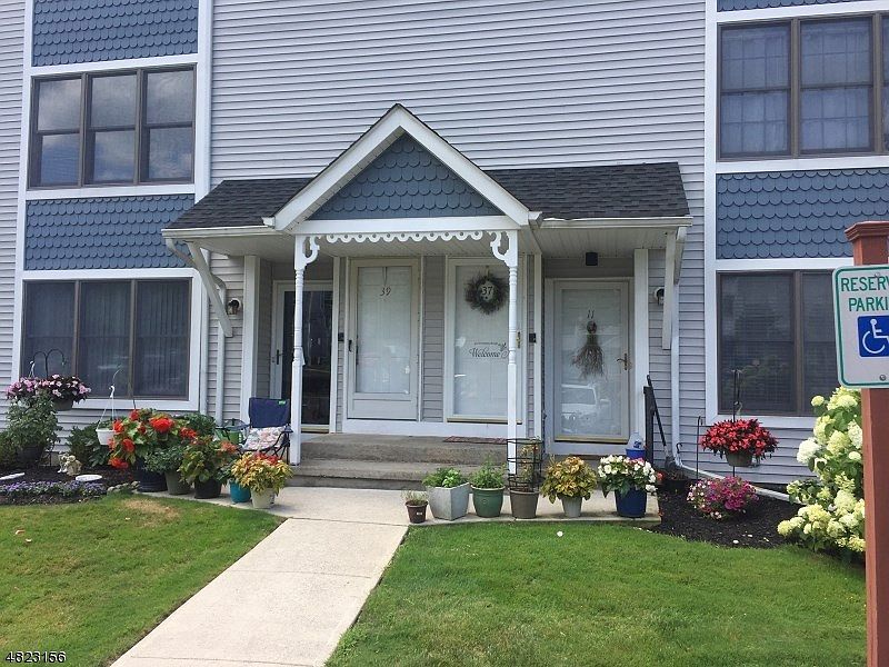1st image of 39 Burlington Ct #39
