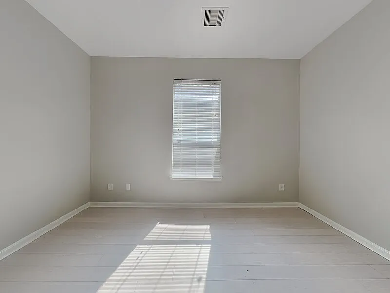 4 bed, 2.5 bath, 2717 sqft, $2,495 — Photo 4