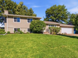 2602 Imperial Oaks Dr, Muscatine, IA 52761
