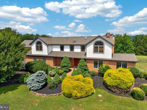24 Lehmann Dr, Douglassville, PA 19518