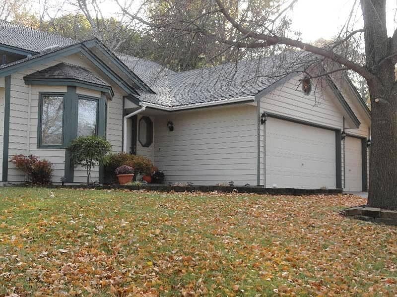 Notice the 3 car garage