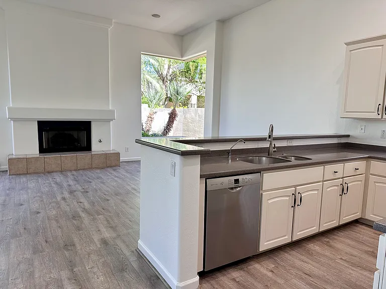 7460 E Tuckey Ln — Photo 16