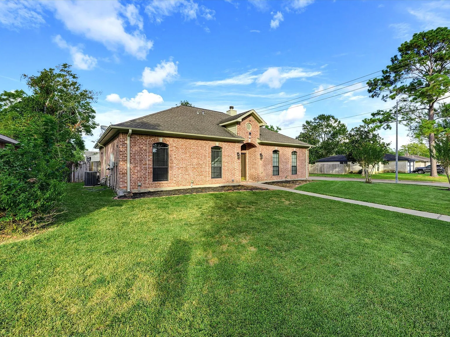 3 bed, 2.0 bath, 1552 sqft, $2,300 — Photo 4