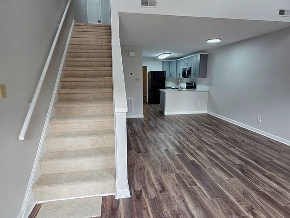 4th image of 93 Stone Hill Ct