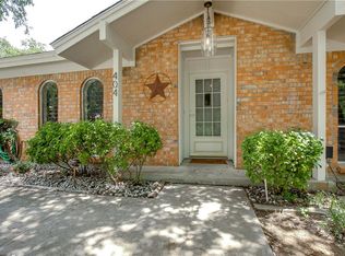 404 Hill Ct, Hurst, TX 76053