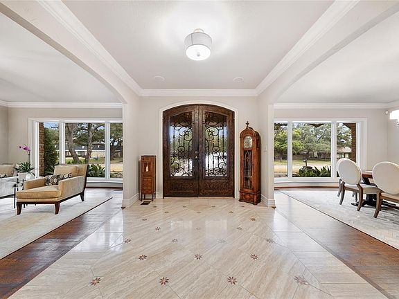 3rd image of 5231 Royal Crest Dr