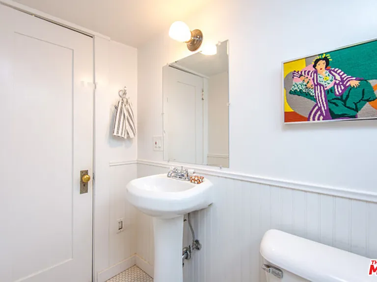 2417 Walgrove Ave — Photo 12