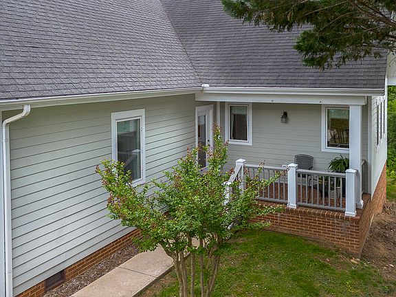 3rd image of 90 Woodridge Ln