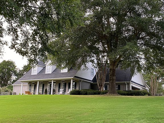 2nd image of 810 Maplewood Dr