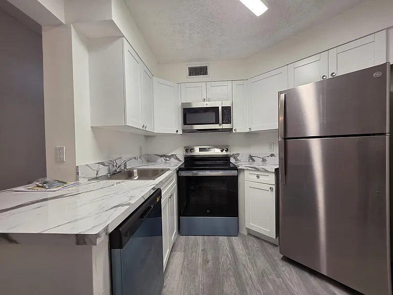 210 Lake Pointe Dr #304 — Photo 1