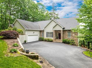 104 Tarnhill Dr, Flat Rock, NC 28731