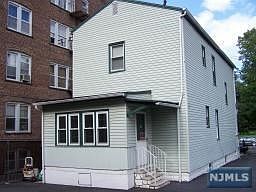 5th image of 648-650 Lyons Ave