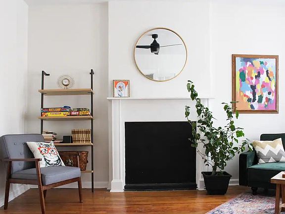 Livingroom with fireplace (nonworking)