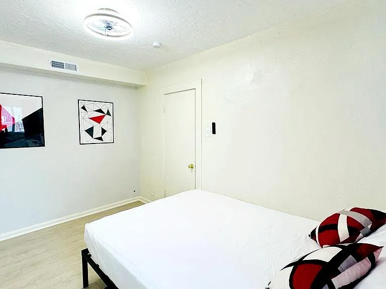 715 E Parker Ln #1 — Photo 8
