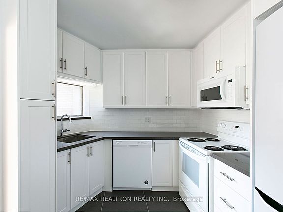 3rd image of 9 Deer Park Cres #1501