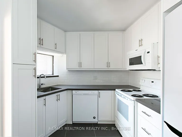 9 Deer Park Cres #1501 — Photo 3