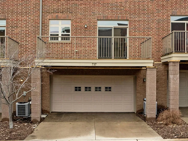 741 Victoria St S — Photo 20