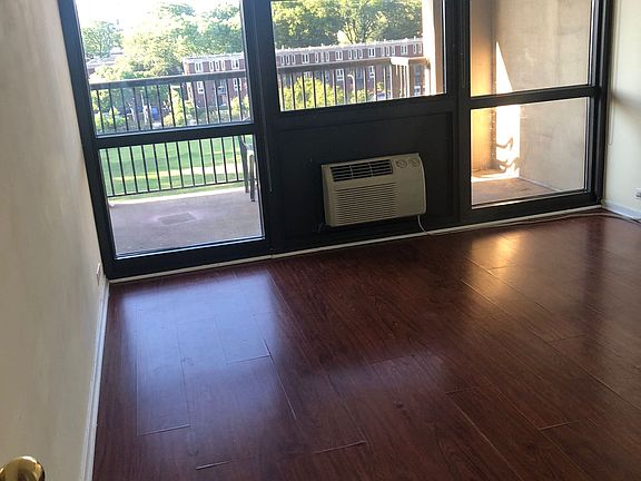 2nd image of 2901 S Michigan Ave APT 307