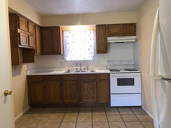 2nd image of 615 Boxwood Dr #4