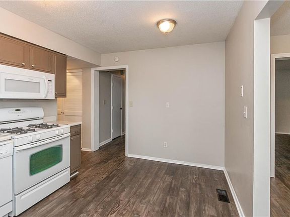 3rd image of 1402 Greenbrook Dr