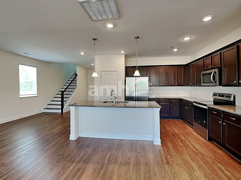 334 Elmhurst Dr — Photo 3