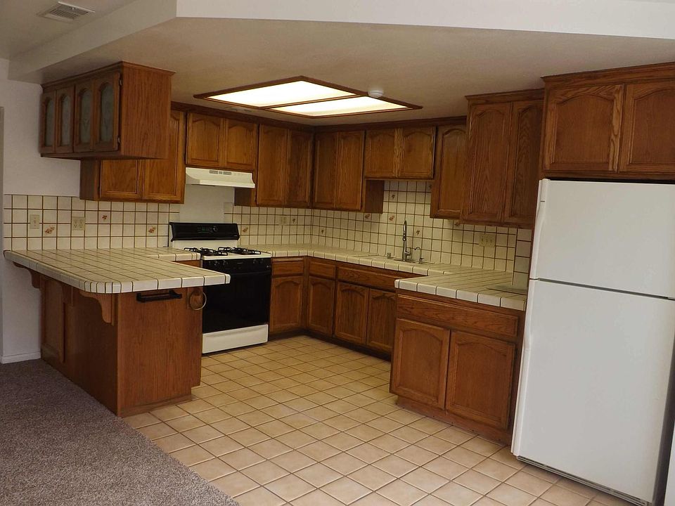 Kitchen with breakfast bar