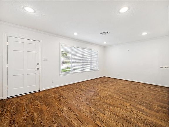 4th image of 1027 Grovewood Ln
