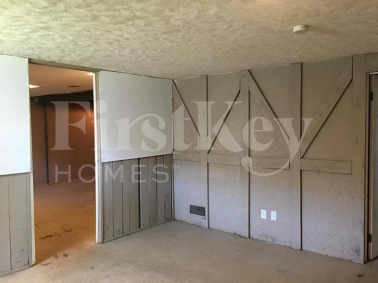 2560 Pheasant Dr — Photo 19