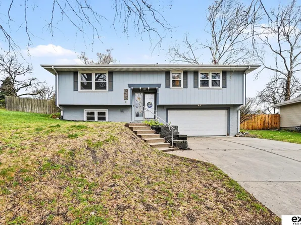 3002 Cottonwood Ln, Omaha, NE 68134