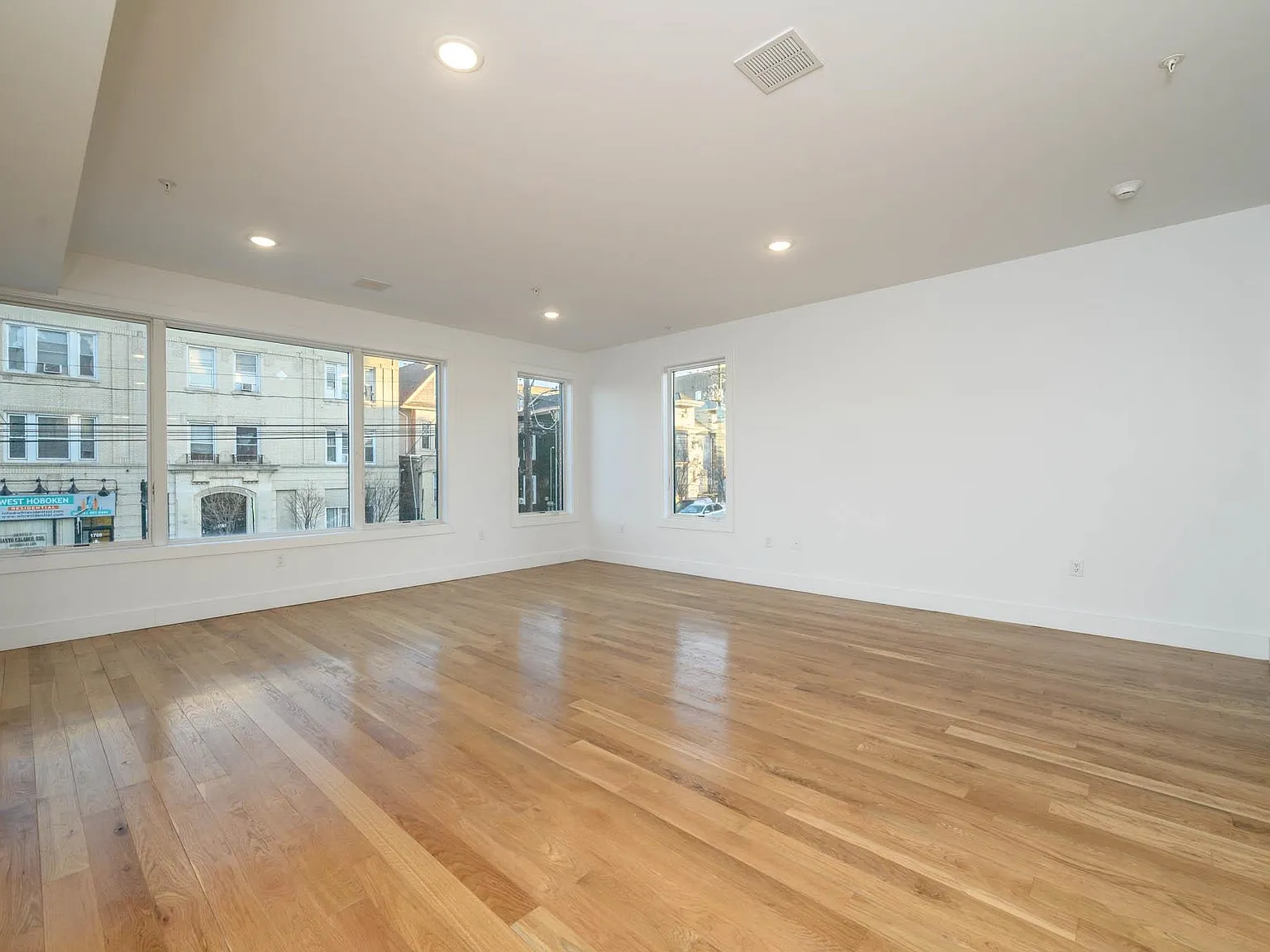 3 bed, 2.0 bath, 1913 sqft, $4,000 — Photo 3