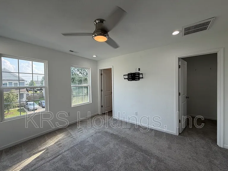 1010 Joyce St — Photo 7