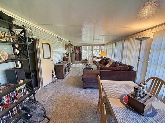 4th image of 455 Aspen Way