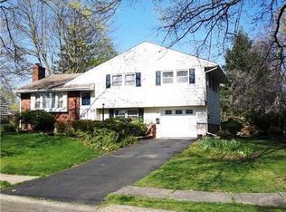 66 Lexington Dr, Metuchen, NJ 08840