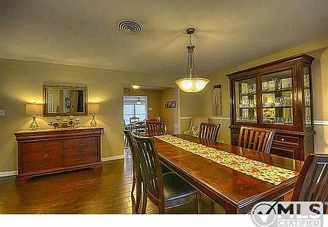 Large tables fit perfectly in this space.