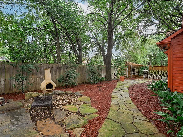 1717 Parkwood Dr — Photo 29