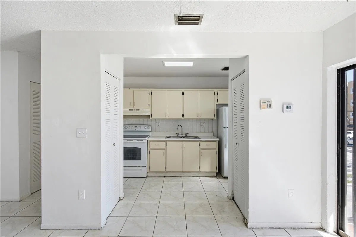1143 SW 5th St — Photo 2