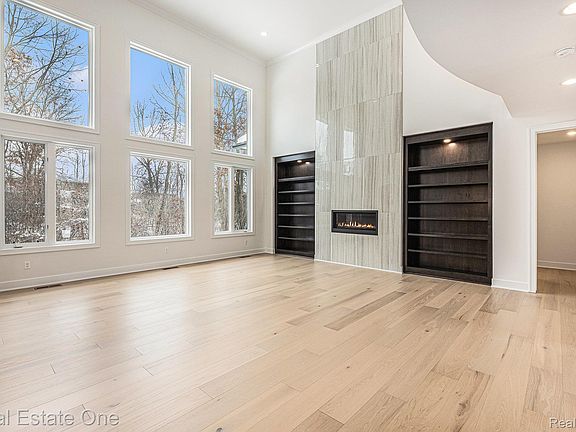 3rd image of 2423 Buckthorn Dr